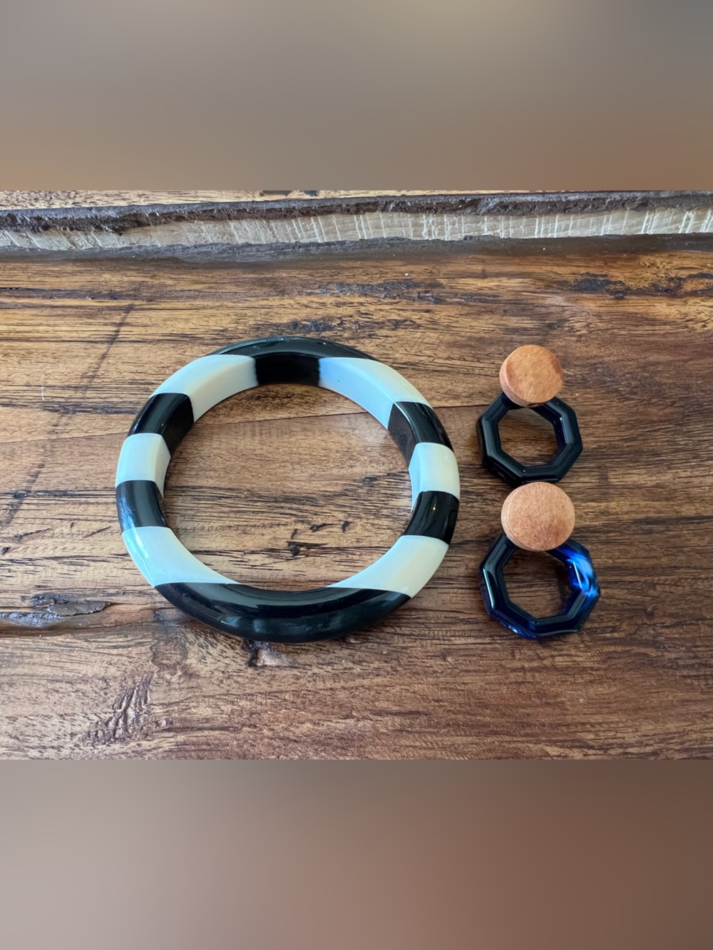 Set of wood based earrings and bracelet